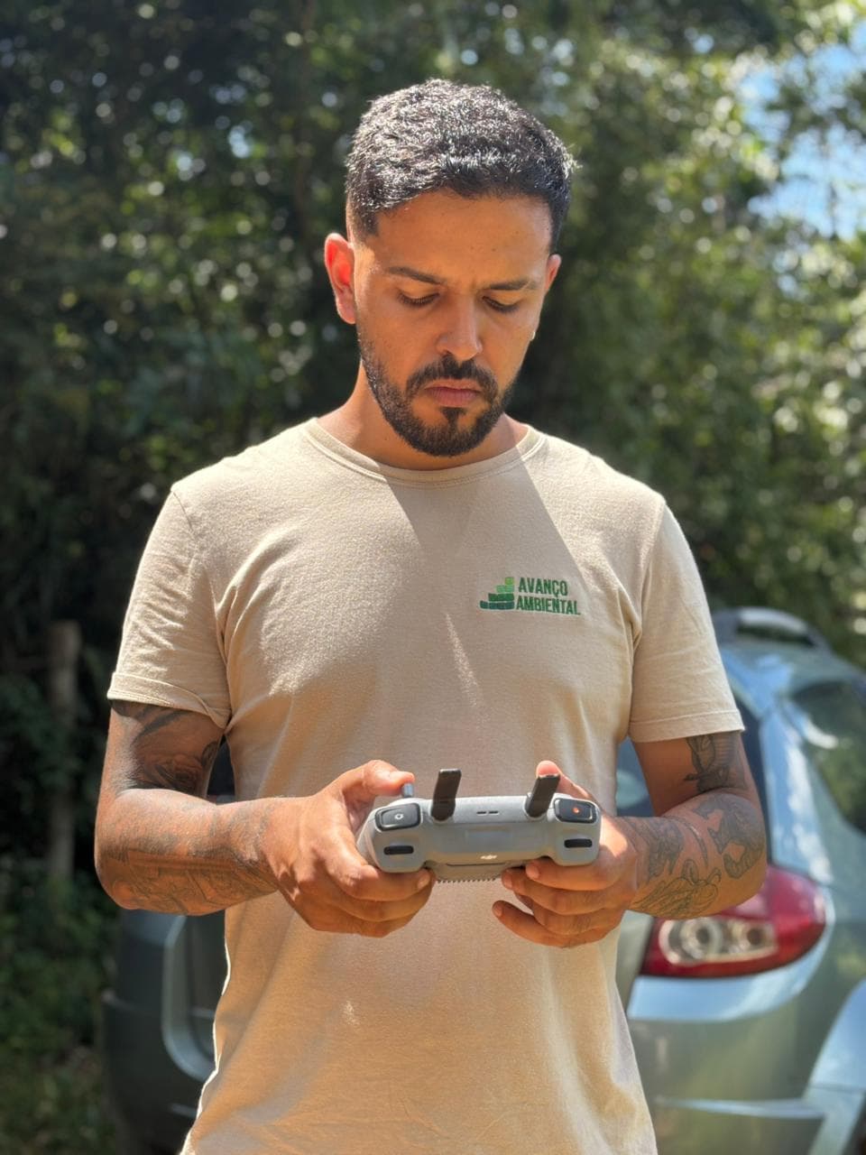 Especialista da Avanço Ambiental realizando sondagem de solo em campo